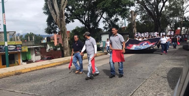 El contingente avanzó con una marcha pacífica sobre la avenida Xalapa a la altura de la calle Lucio Blanco con dirección al centro de la capital verac