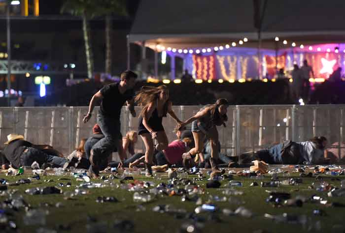 La gente corre en el festival de música "Route 91. Harvest”, después de escuchar disparos el 1 de octubre de 2017 en Las Vegas, Nevada.
