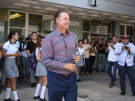 El gobernador de Sinaloa, Quirino Ordaz Coppel, le dijo a los estudiantes del Colegio de Bachilleres número 26, que ya cumplió y confía que con estos 