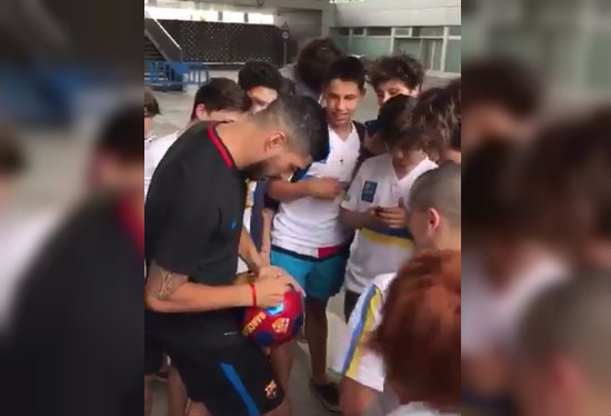 Luis Suárez da autógrafos a jóvenes en clínica del Barcelona
