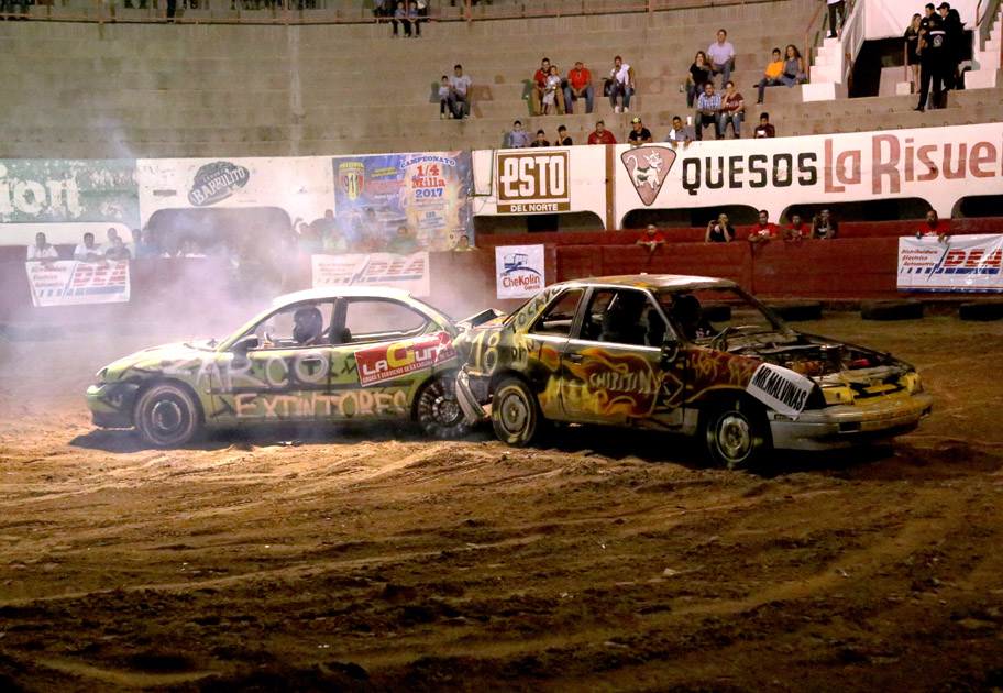 Los pilotos suicidas se presentaron en la Plaza de Toros de Torreón. 
