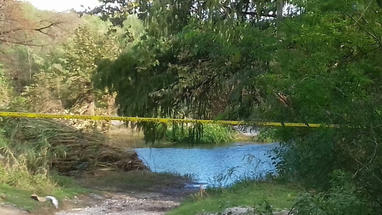 Los pobladores denunciaron huesos esparcidos en las márgenes del río.