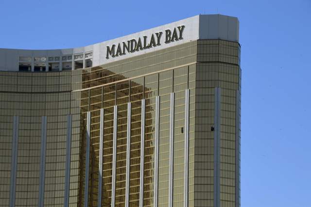 En la parte superior del edificio se ven las ventanas rotas desde las que disparó Stephen Paddock