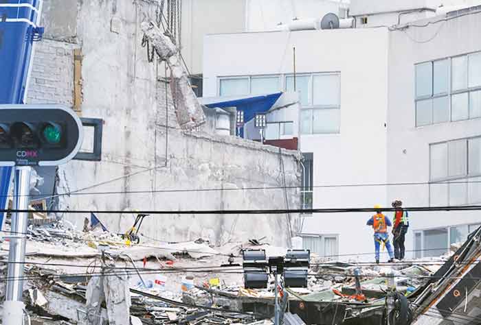 Los trabajos de remoción continúan en el edificio colapsado en la Roma.
