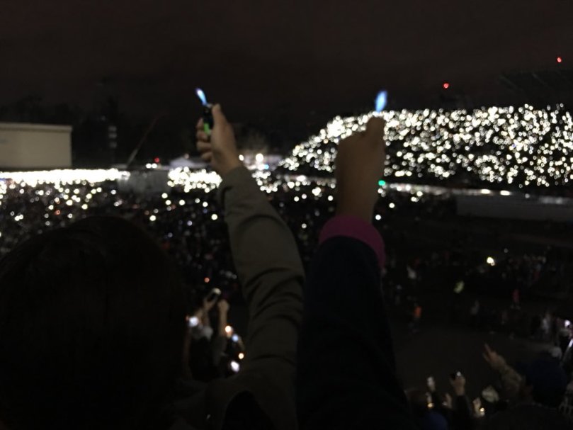 La banda conmovió a sus fans cuando cantó una estrofa del 'Cielito lindo'.