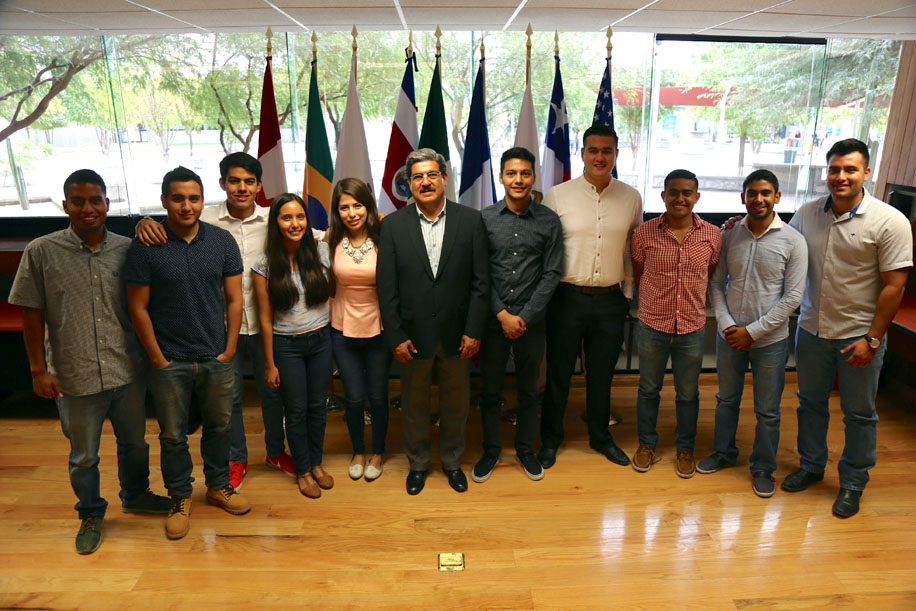 Fue un total de 13 alumnos los que partieron a mejorar su idioma inglés. 