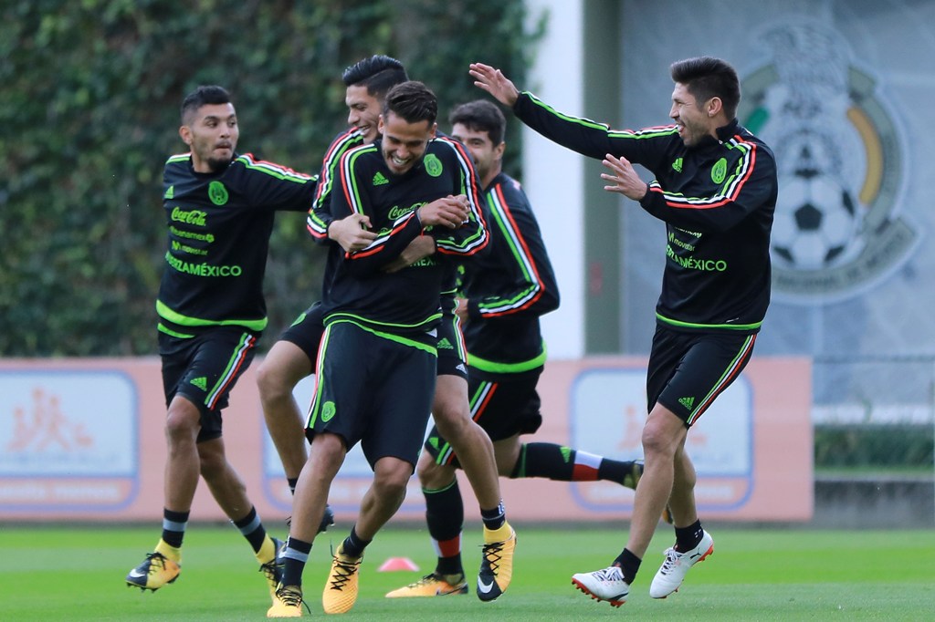 Jugadores durante el entrenamiento con causa por la reconstrucción de México