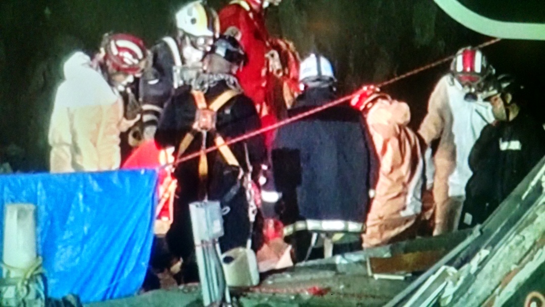 Durante la madrugada de este martes, el equipo de rescatistas logró recuperar uno de los dos cuerpos que permanecían bajo los escombros del edificio c