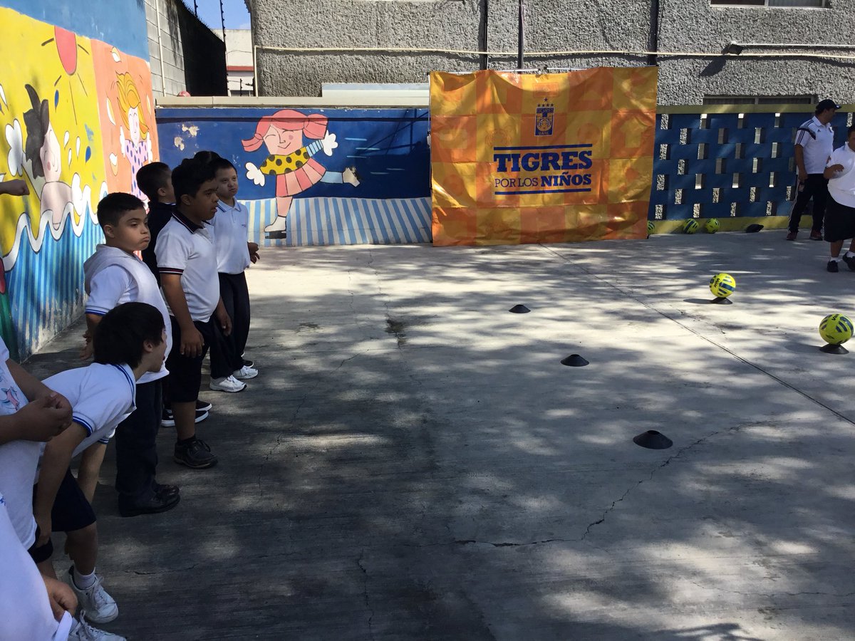Niños con Síndrome de Down fueron visitados por la mascota de Tigres