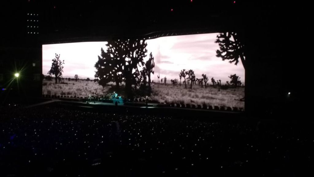 U2 interpretó lo nuevo de su música.