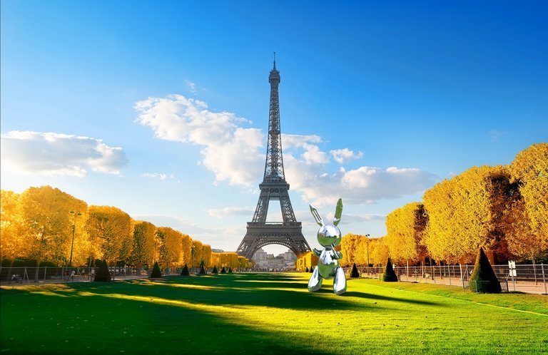 Así se ve una escultura de Koons en realidad aumentada frente a la Torre Eiffel.