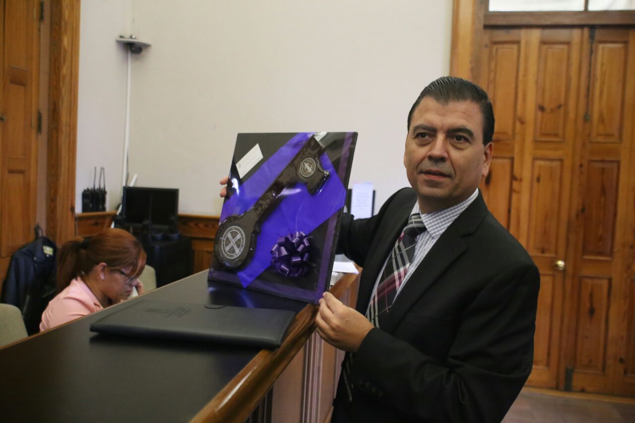 Entregó una llave para el gobernador, haciendo alusión a que "se abre una nueva etapa para el mandatario estatal". 