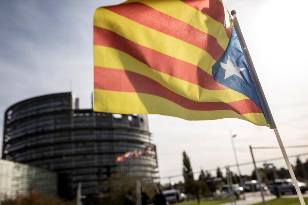 El IBEX 35 español comenzó la sesión con pérdidas importantes por la incertidumbre sobre Cataluña, que incrementaron a media sesión hasta el fin de la