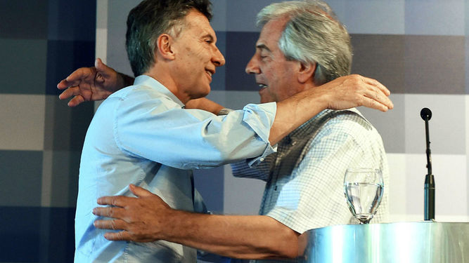 Mauricio Macri (izq) y Tabaré Vázquez (der), presidentes de Argentina y Uruguay, respectivamente 