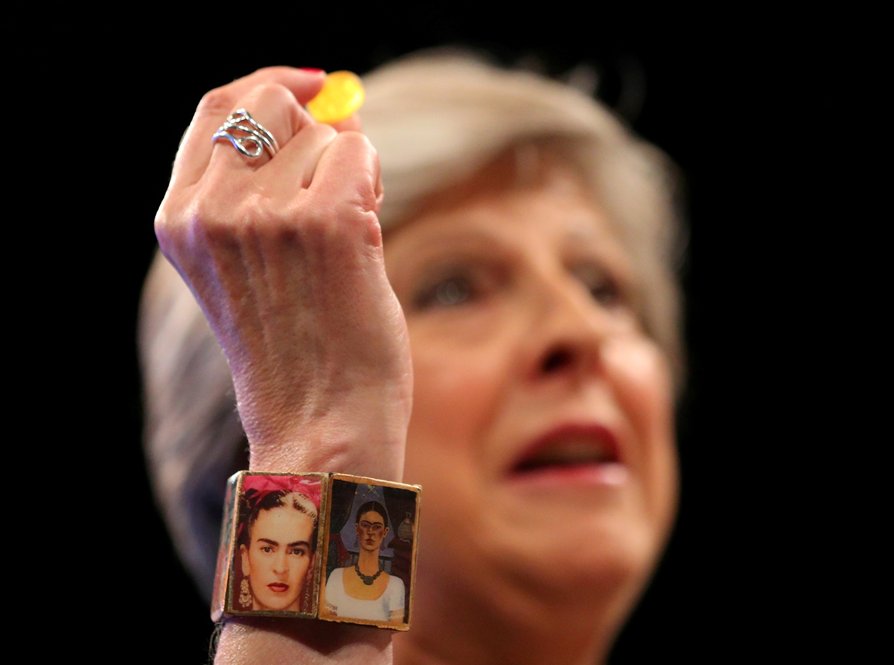 May, con el brazalete con la imagen de Frida Kahlo, sostiene entre sus dedos un caramelo que necesitó para calmar su continua tos. 