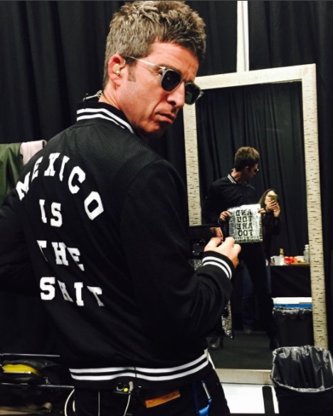 Noel Gallagher lució en Instagram la chamarra que se puso de moda con la frase "Mexico is the shit". 