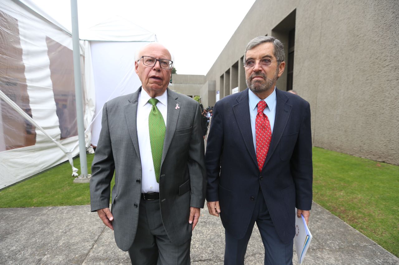 El secretario de Salud, José Narro y el ex rector Juan Ramón de la Fuente. 