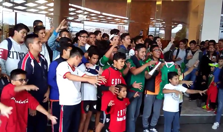 Aficionados gritan "eh, México", mientras esperan al Tri