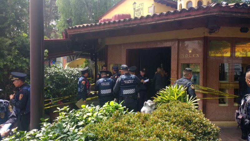 Las autoridades de la Ciudad de México investigan cuál fue el monto robado de la joyería.