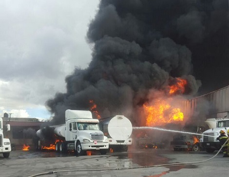 Bomberos del Estado de México trabajan en el lugar.