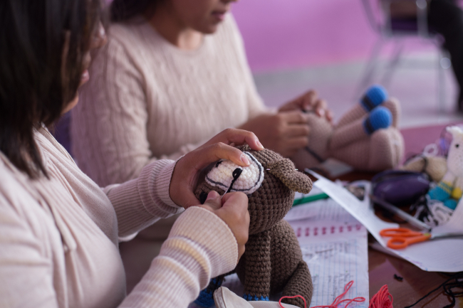 El cincuenta por ciento de las ganancias se destina al programa "¡Échale a tu casa!", en el que integrantes de las comunidades afectadas por el terrem