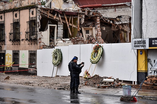 Coronas florales fueron colocadas en homenaje a las víctimas de la casa habitacional ubicada entre Salamanca y Puebla derrumbada por el sismo del pasa