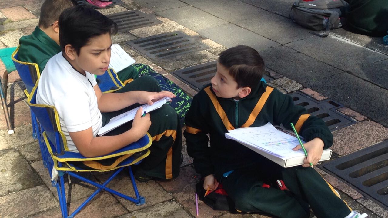 El personal docente ha decidido impartir las clases en la explanada de la plaza cívica de la Unidad Independencia de San Jerónimo para evitar cualquie