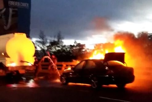 Una pipa que circulaba en la zona ayudó a sofocar el fuego.
