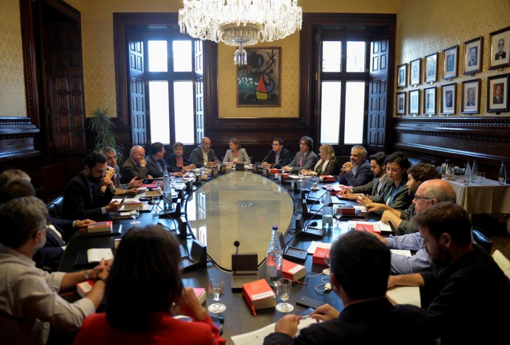 El presidente del gobierno regional de Cataluña, Carles Puigdemont, anunció su voluntad de comparecer el próximo.