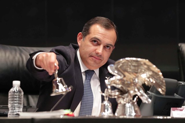 El senador Ernesto Cordero, presidente de la Mesa Directiva. 
