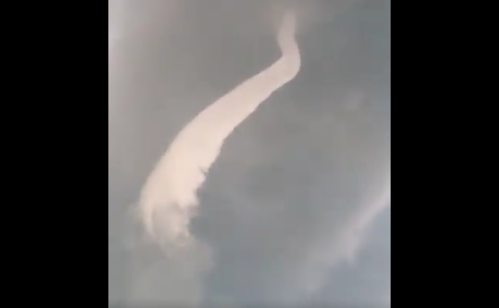 El video que capta la nube en forma de serpiente fue grabado el 30 de septiembre.