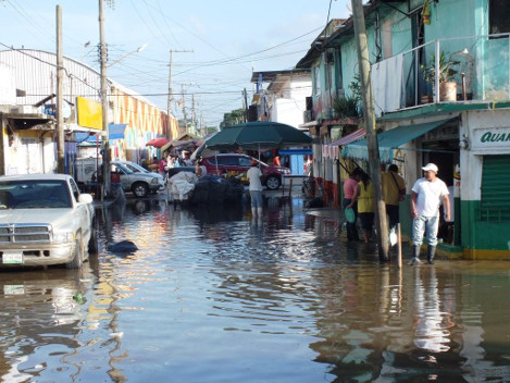 La zona centro y área comercial tiene encharcamientos por las filtraciones existentes a través de los drenajes.