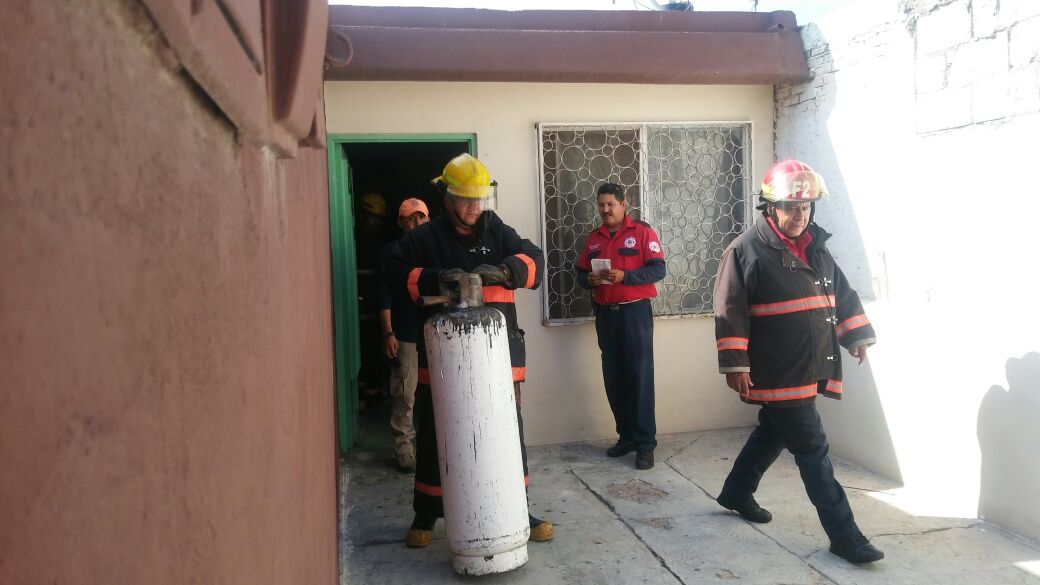 Los Bomberos de Torreón sofocaron el fuego y aseguraron el tanque de gas. 