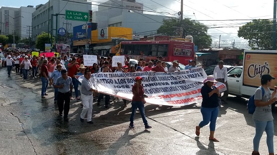 Familiares, estudiantes y maestros marcharon para exigir justicia y paz en Guerrero.