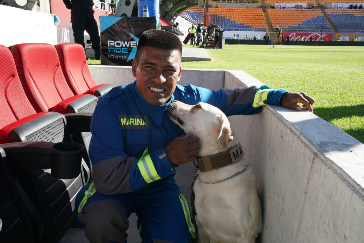 Frida y elementos de la Marina presentes en el Estadio Alfonso Lastras