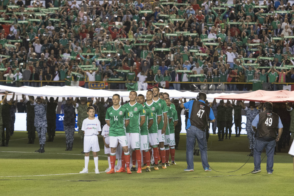 La selección mexicana durante el himno 