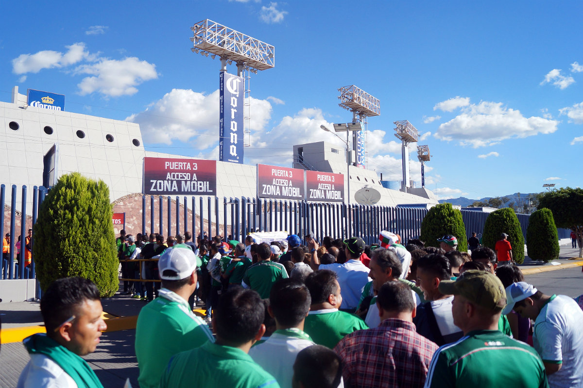 Largas filas para ingresar al Estadio Alfonso Lastras