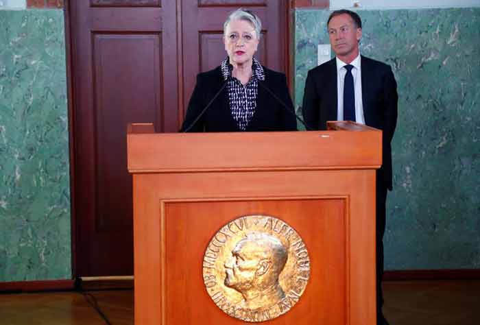 La presidenta del Comité Nobel, Berit Reiss Andersen (i), anuncia el Premio Nobel de la Paz en Oslo. Ganó la Campaña Internacional para la Abolición d