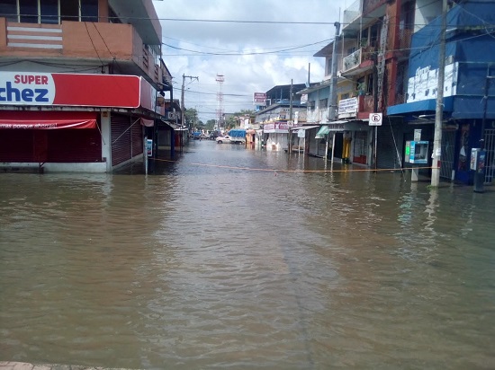 El río San Juan inundó comunidades de municipios como Santiago Tuxtla y Saltabarranca, al superar el metro. 