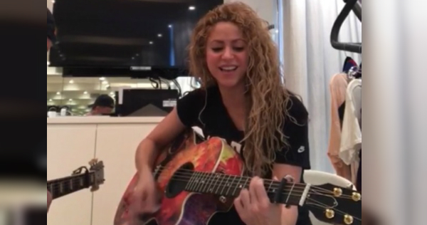 Shakira se tomó un tiempo para cantar su tema romántico "Amarillo". 