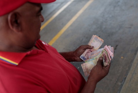 Un empleado en Venezuela cuenta su salario.