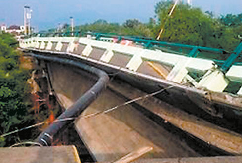 Un puente colapsado en la zona. 