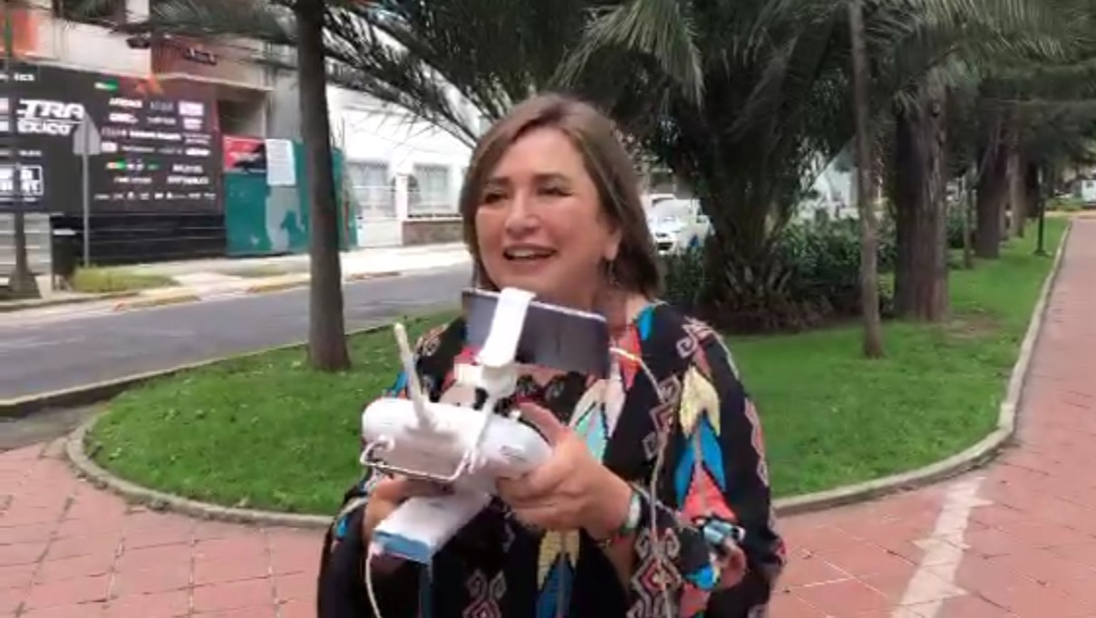 Xóchitl Gálvez tuvo este viernes su primera lección sobre cómo volar un drone.