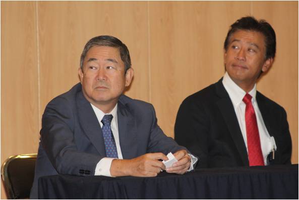 Cónsul General de Japón en León, Yasuhisa Suzuki en Feria del Empleo. 