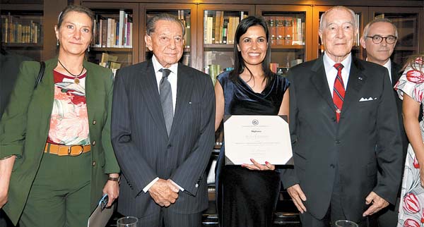 Cynthia Villareal recibe el reconocimiento por sus estudios en oncología.