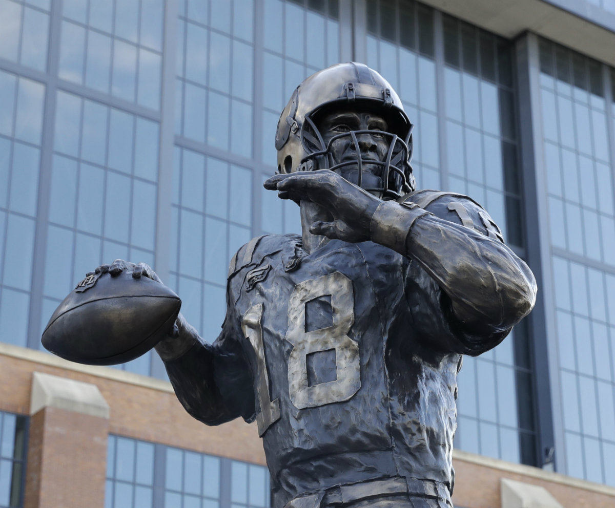 La estatua de Peyton Manning en las afueras del Lucas Oil Stadium