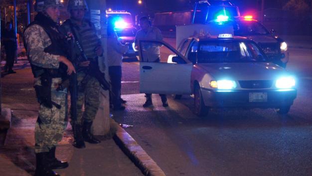 Tras iniciar una persecución en Santa Catarina, los hombres fueron detenidos en el cruce de las avenidas Cuauhtémoc y Clouthier.