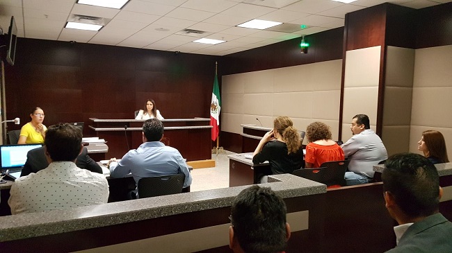 Los dos ex funcionarios durante la audiencia.