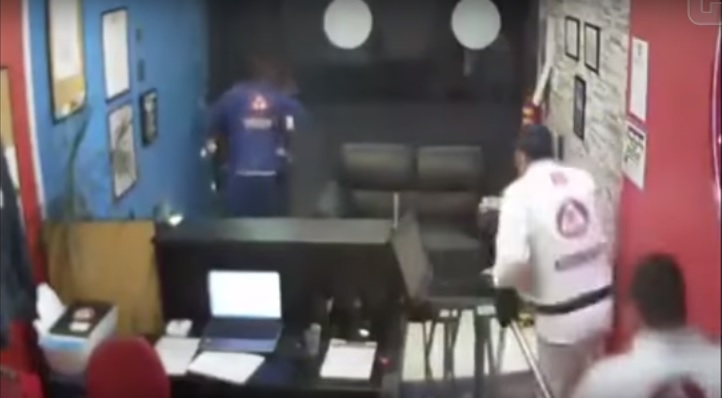 Alumnos de Jiu-Jitsu persiguen a un ladrón 