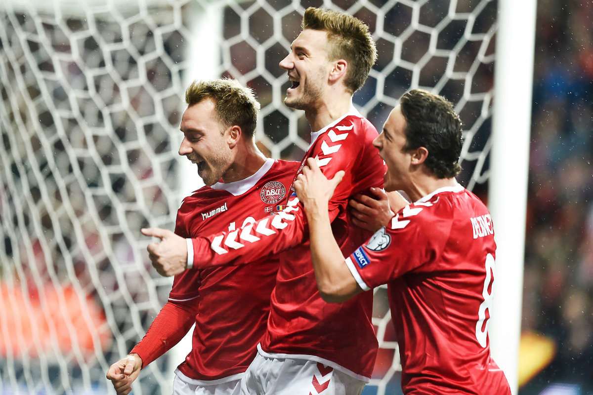 Christian Eriksen celebra con sus compañeros